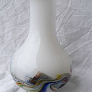 Vase en verre multicolore