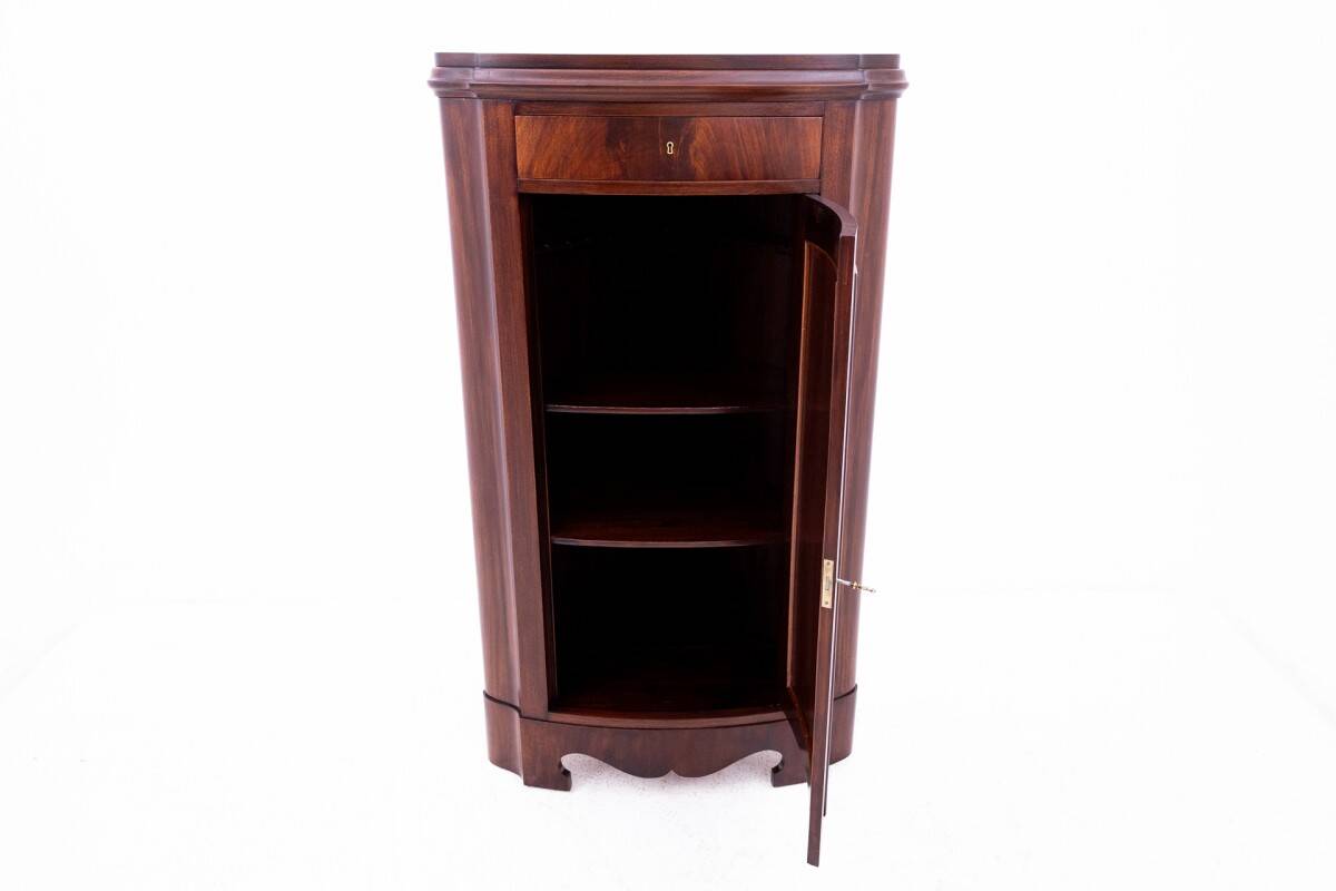 Commode d'angle en acajou, Europe du Nord, fin du XIXe siècle.