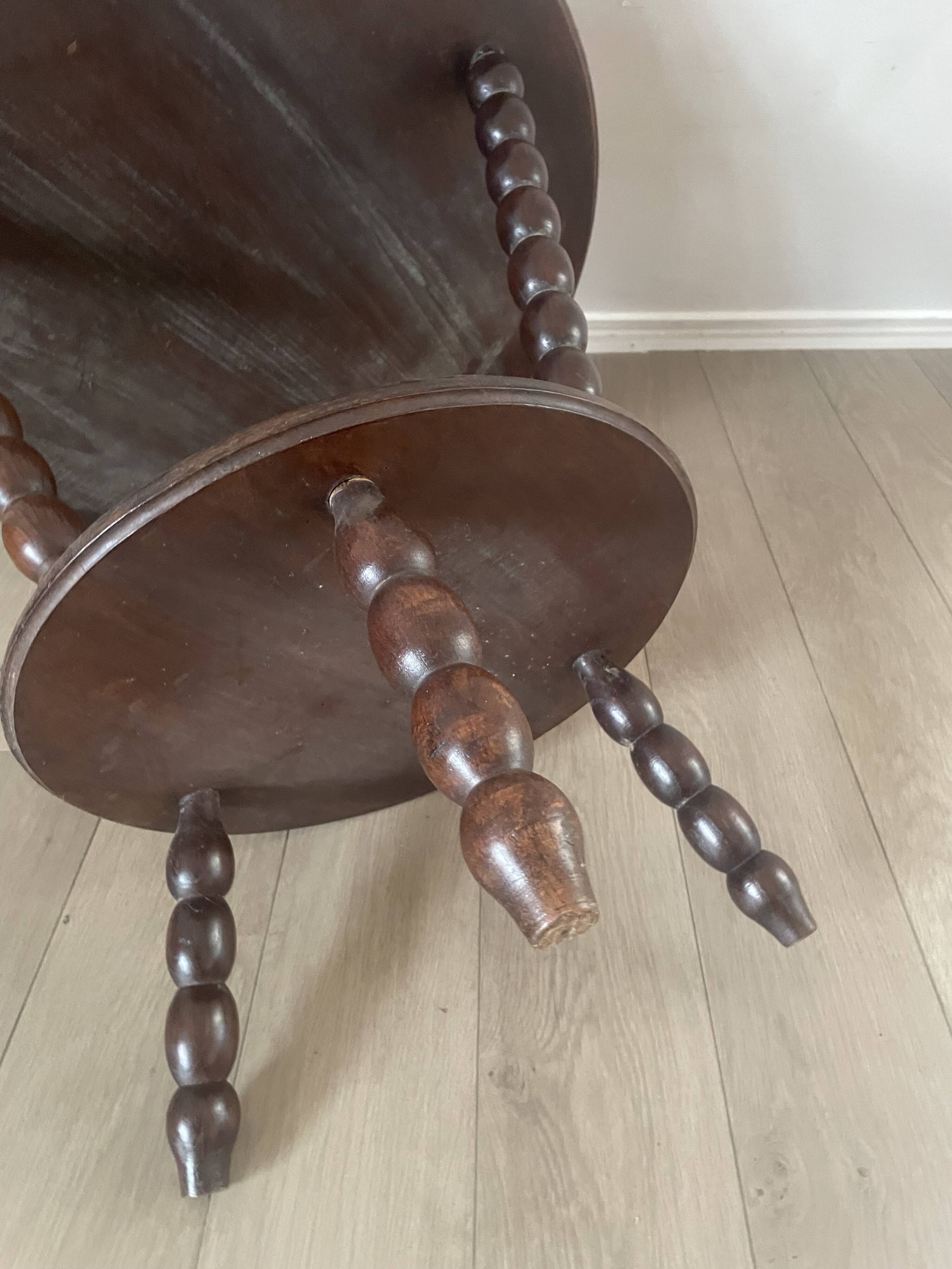 The pedestal table "brutalizes"