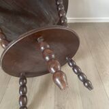 The pedestal table "brutalizes"