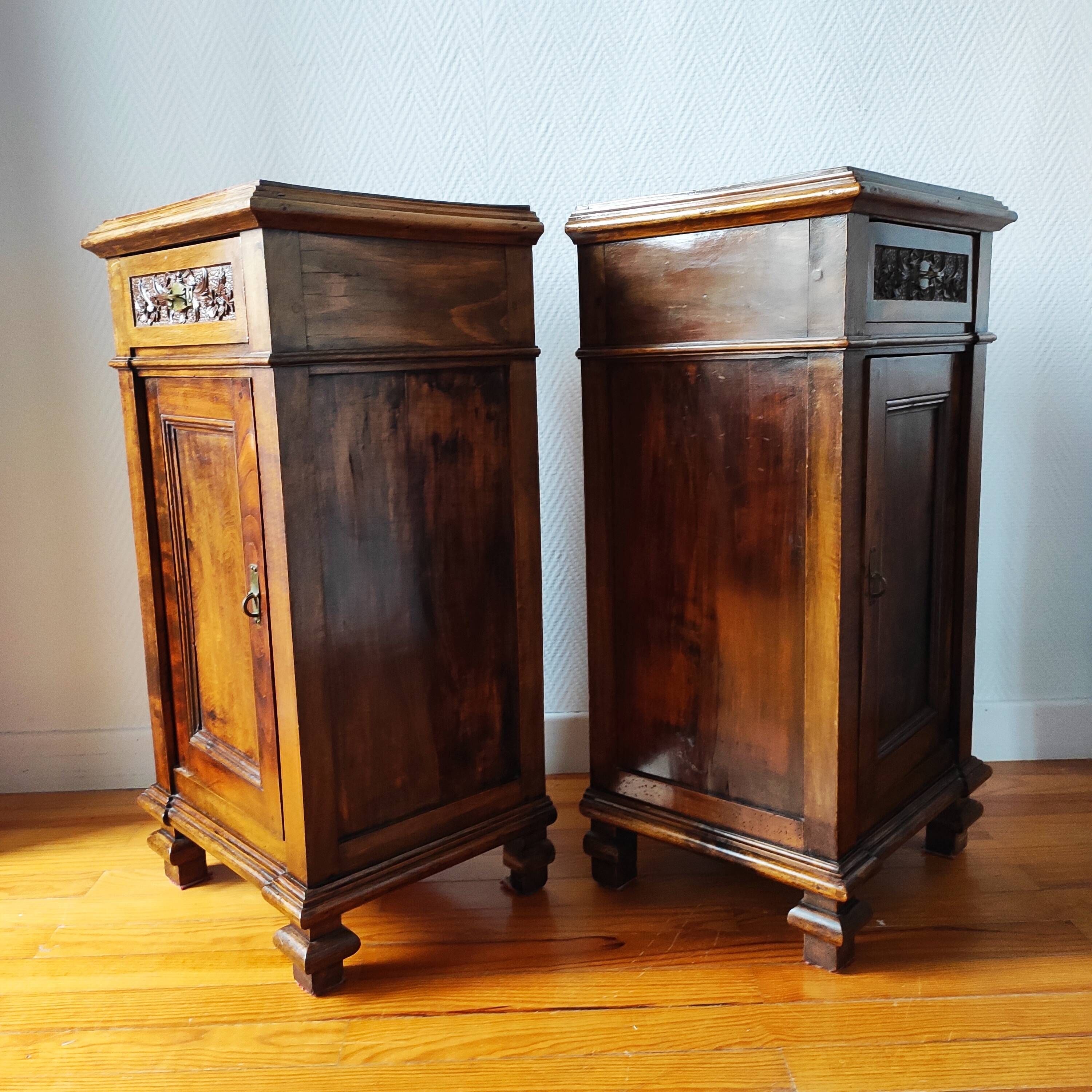 Pair of early 20th century Italian bedside tables in walnut