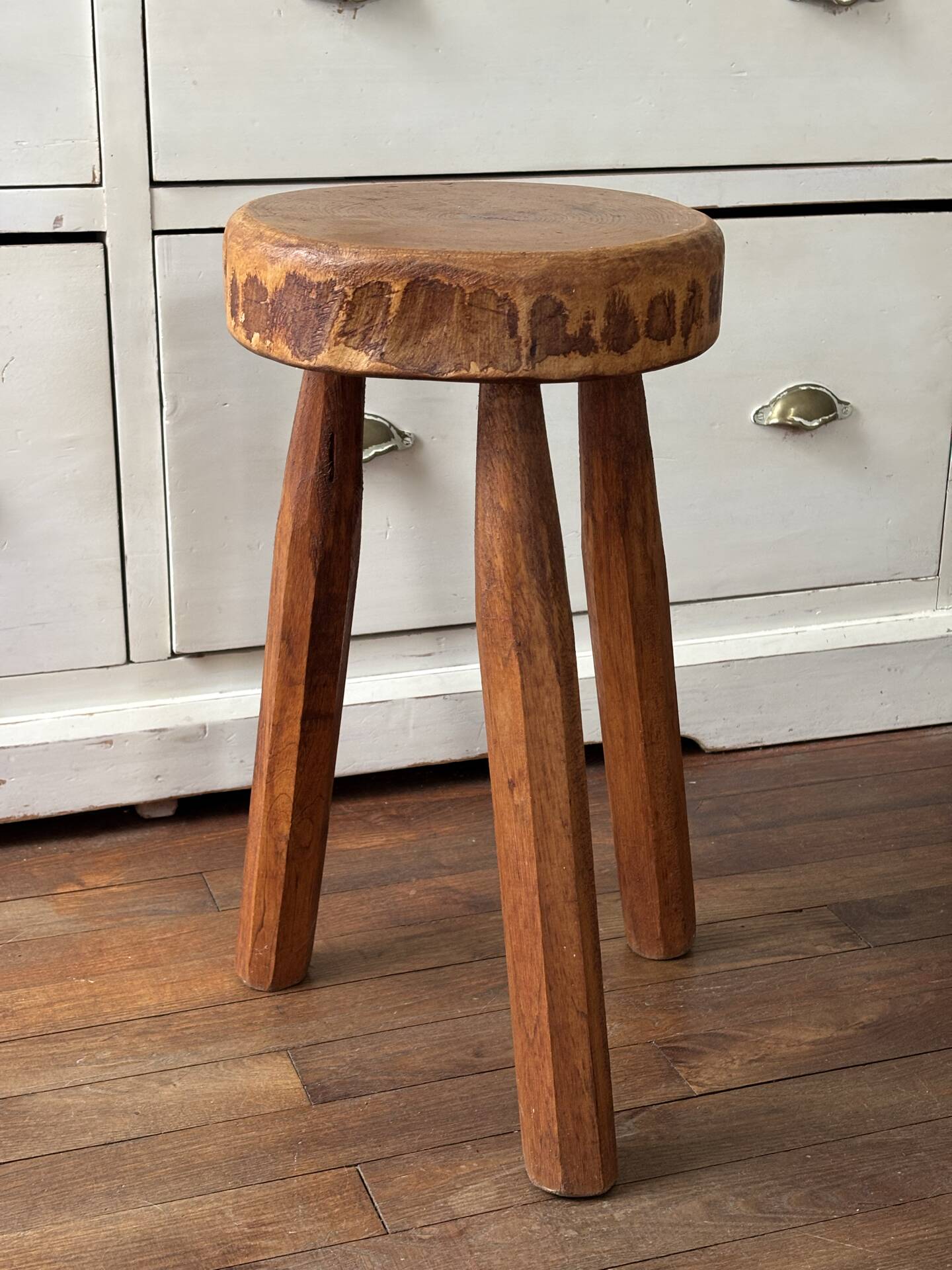 Tabouret tripode en bois massif
