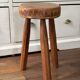 Tabouret tripode en bois massif