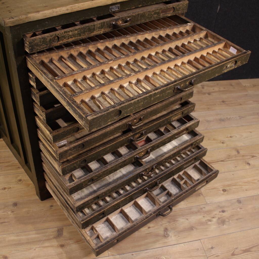 Commode en bois laqué de l'atelier de gravure sur bois du 20e siècle