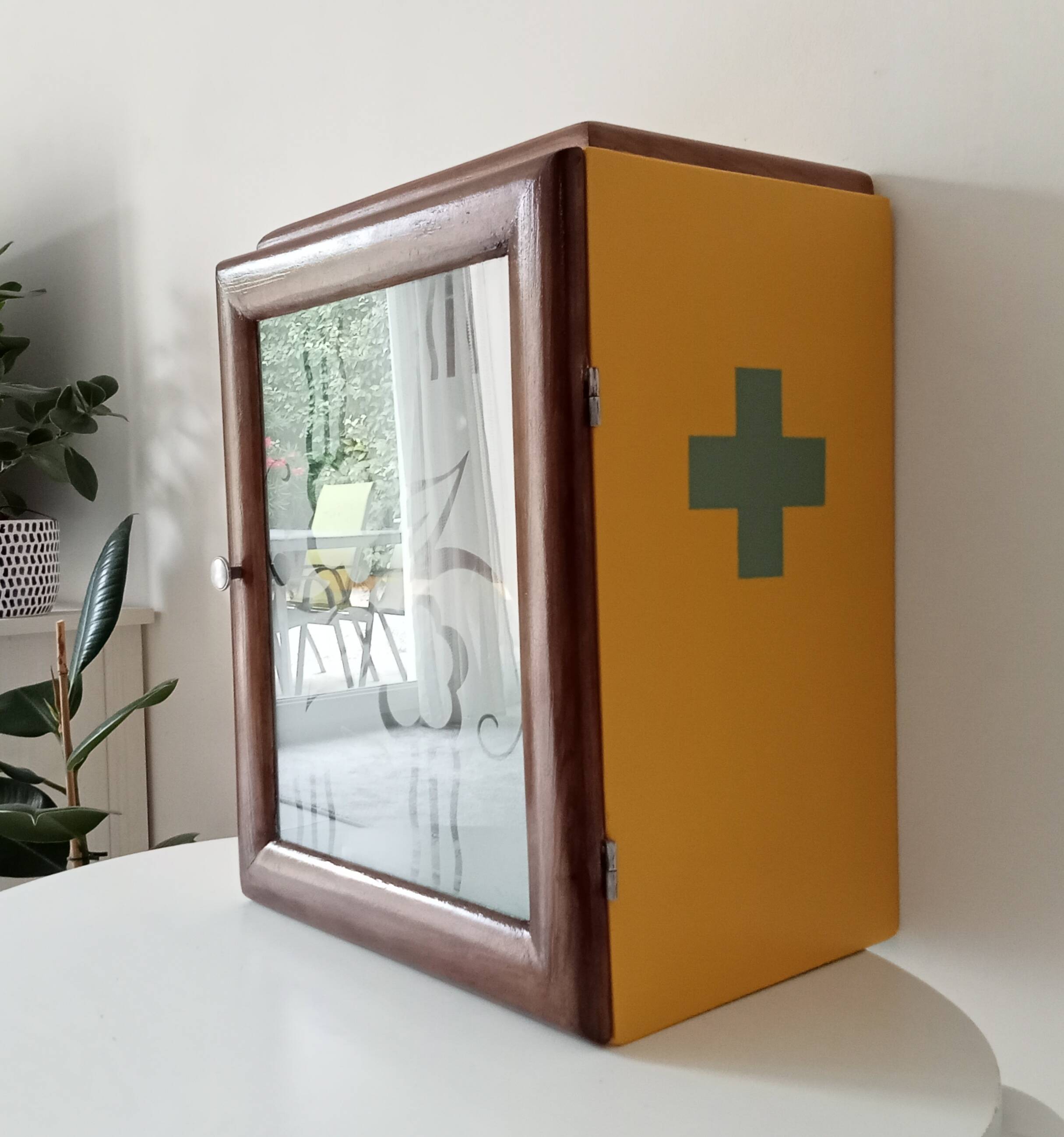 Vintage medicine cabinet 50s/60s
