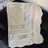 Jetée de lit vintage au crochet ancien blanc cassé