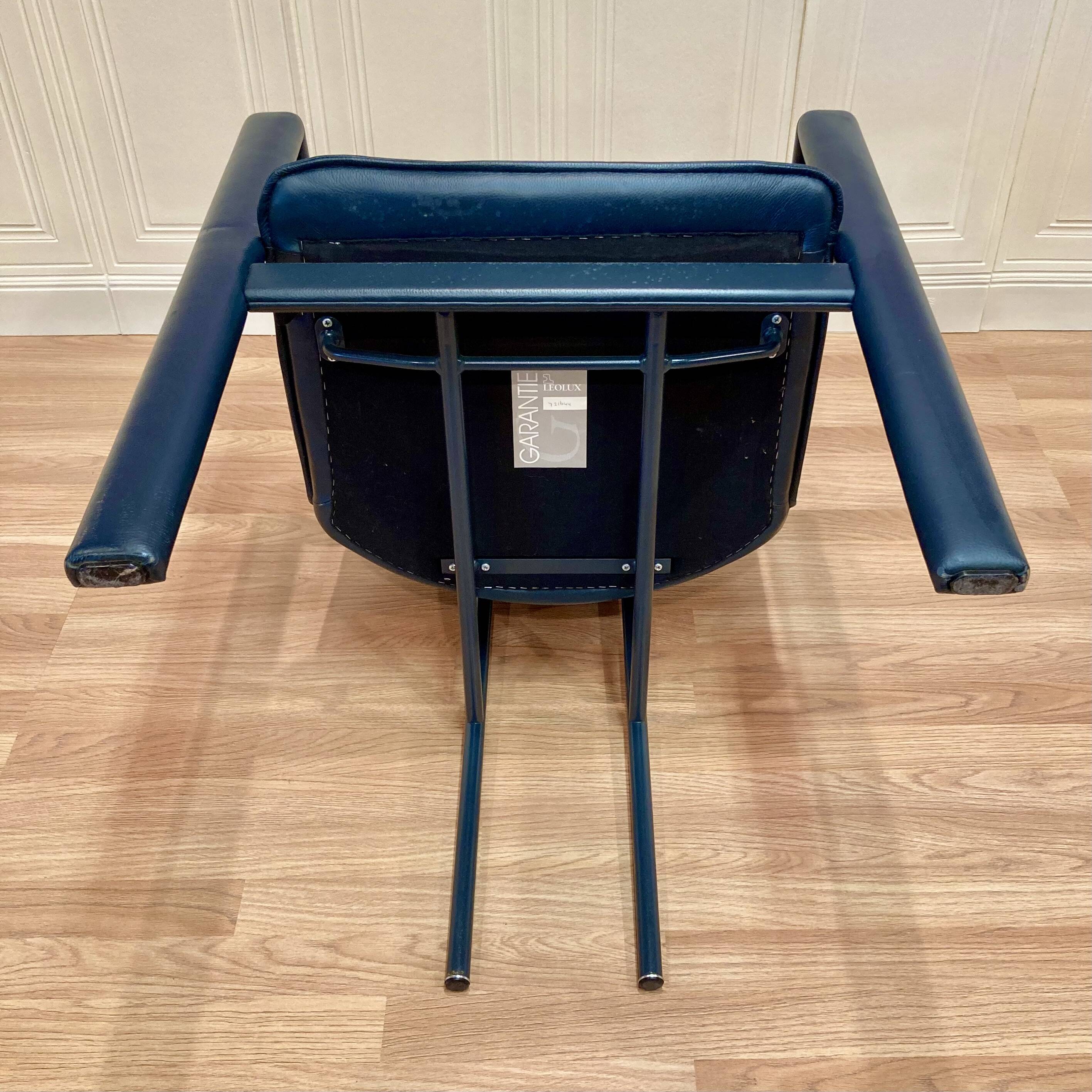 Design armchair in leather and metal.