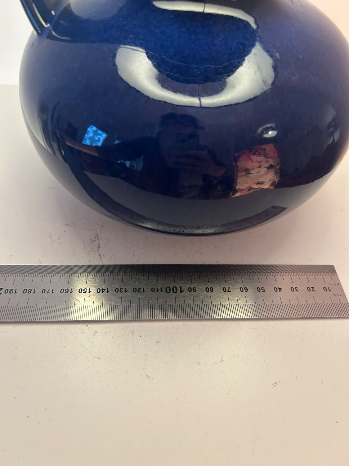 Vase en céramique ouest-allemande recyclé en lampe de table avec abat-jour japonais.