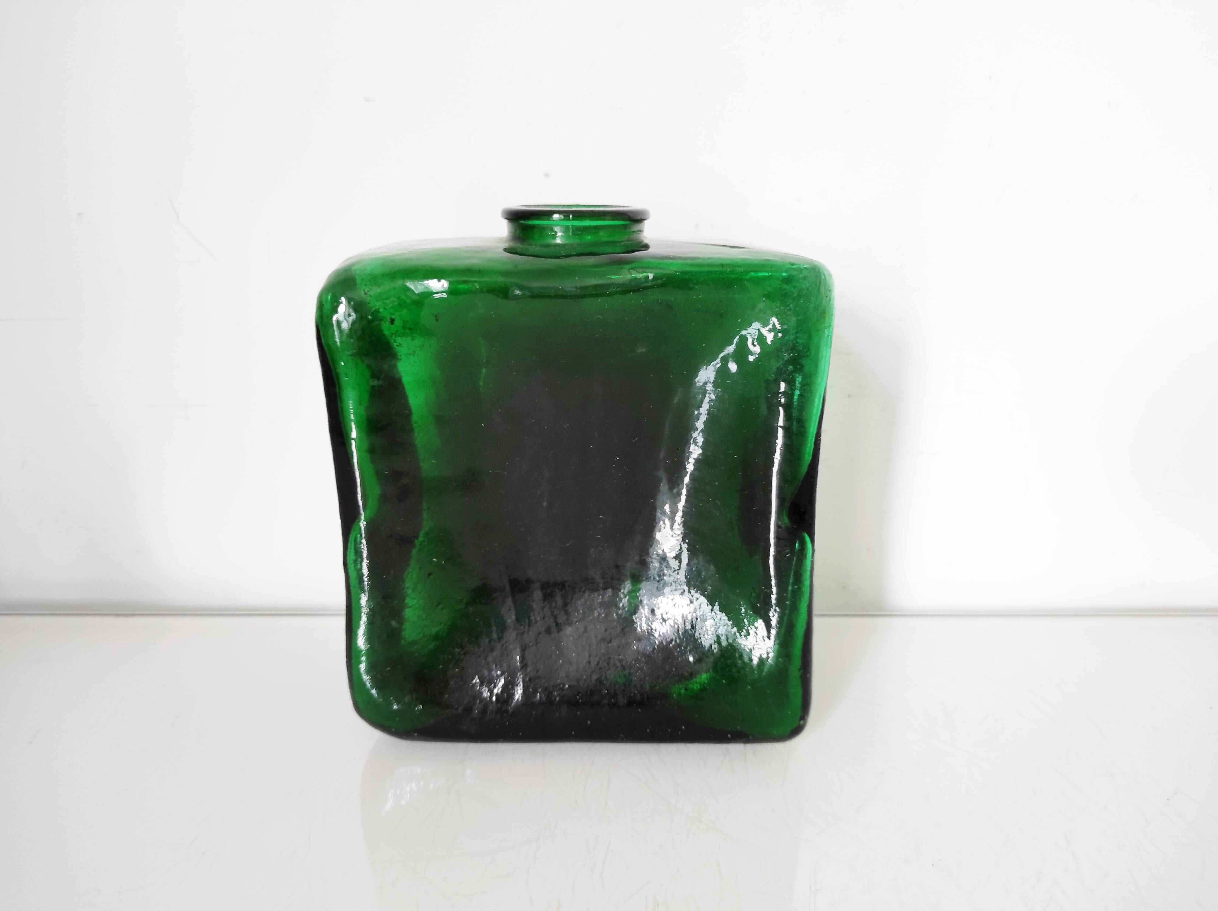 vase carré en verre vert