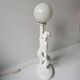 Lampe femme céramique et globe opaline année 80