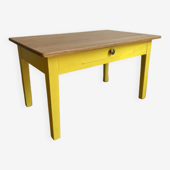 Wooden coffee table relooked in yellow