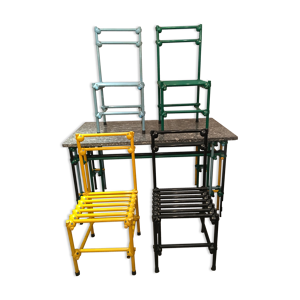 Table et 6 chaises en métal coloré