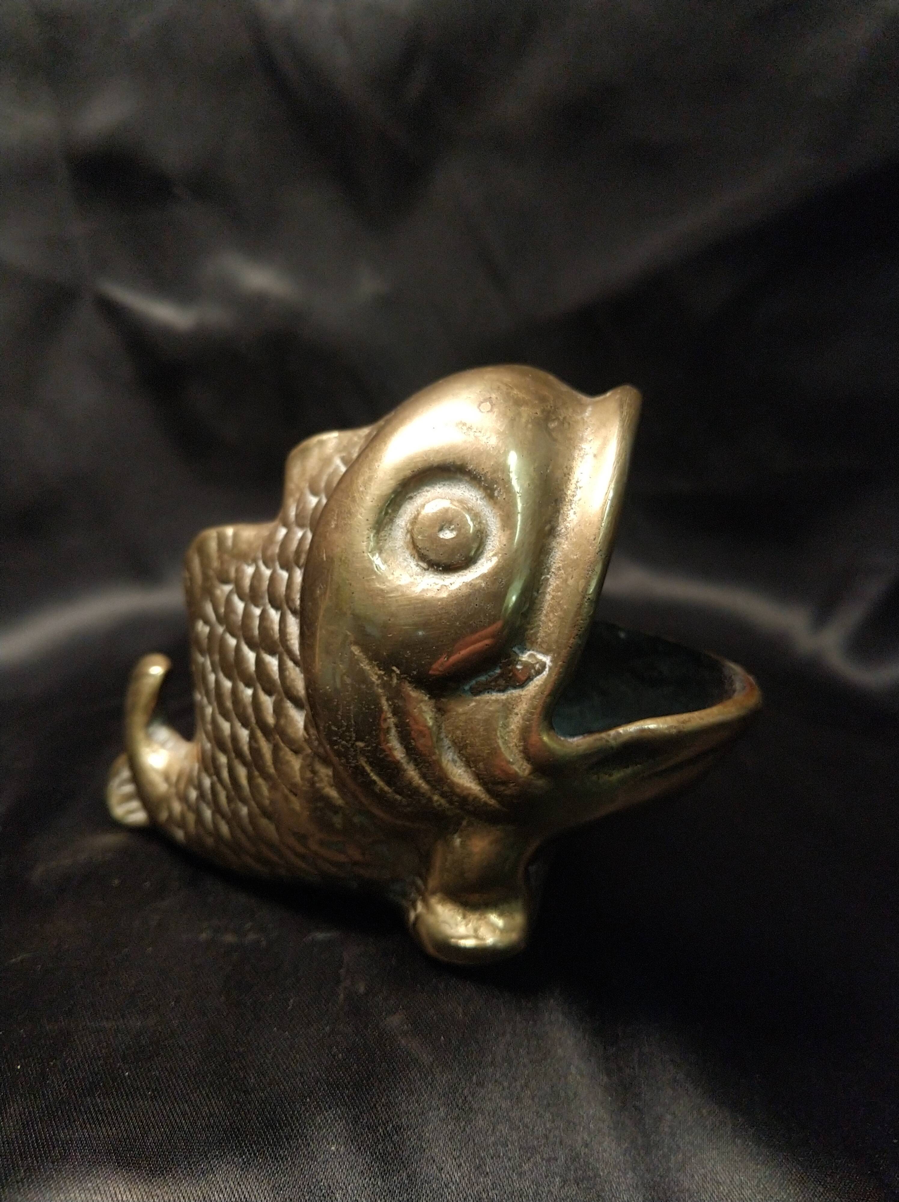 Empty pocket fish in gilded bronze