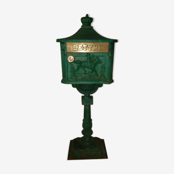 Cast-iron mailbox