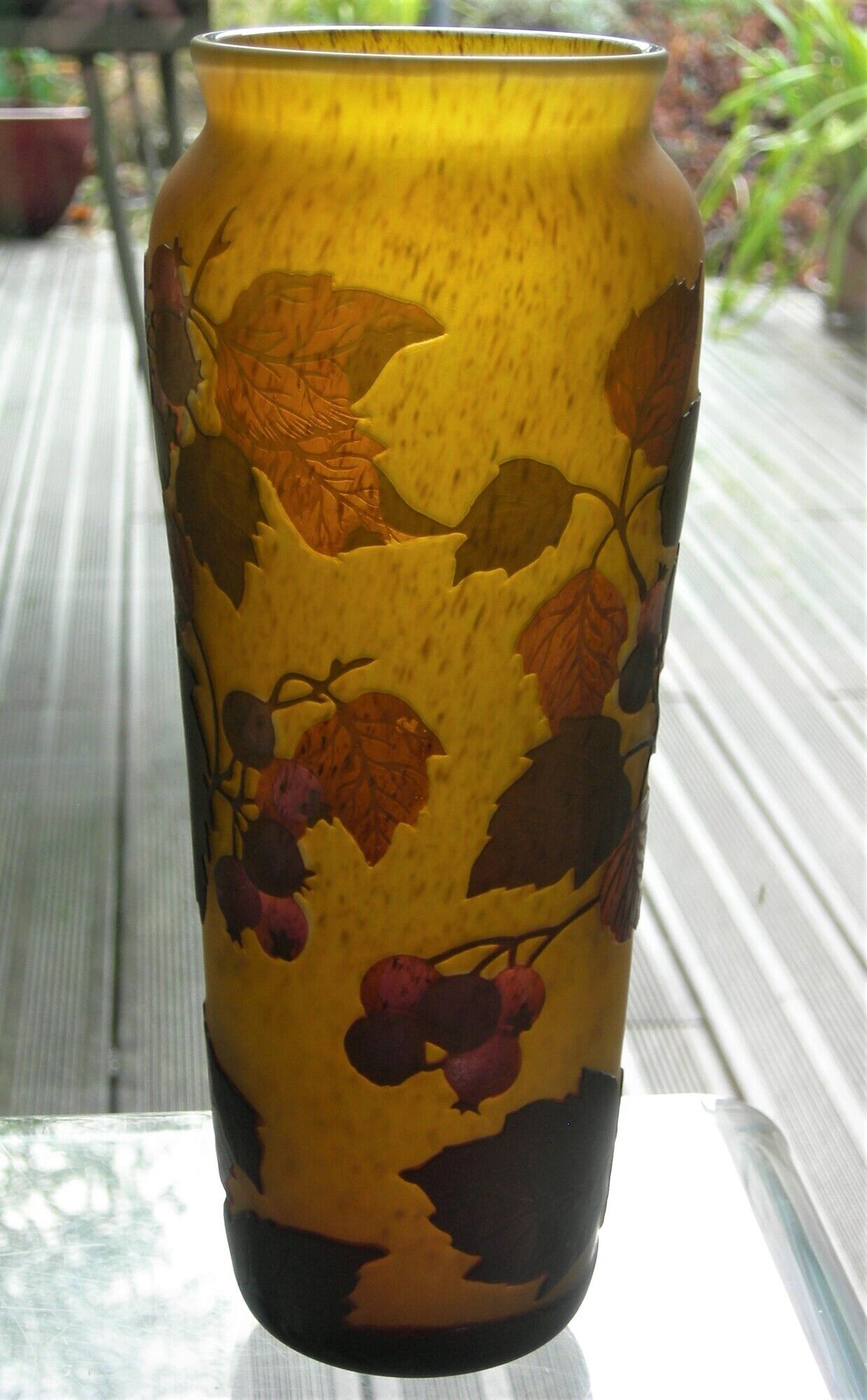 Daum Nancy's art nouveau-style vase with red brown with rosehip decoration