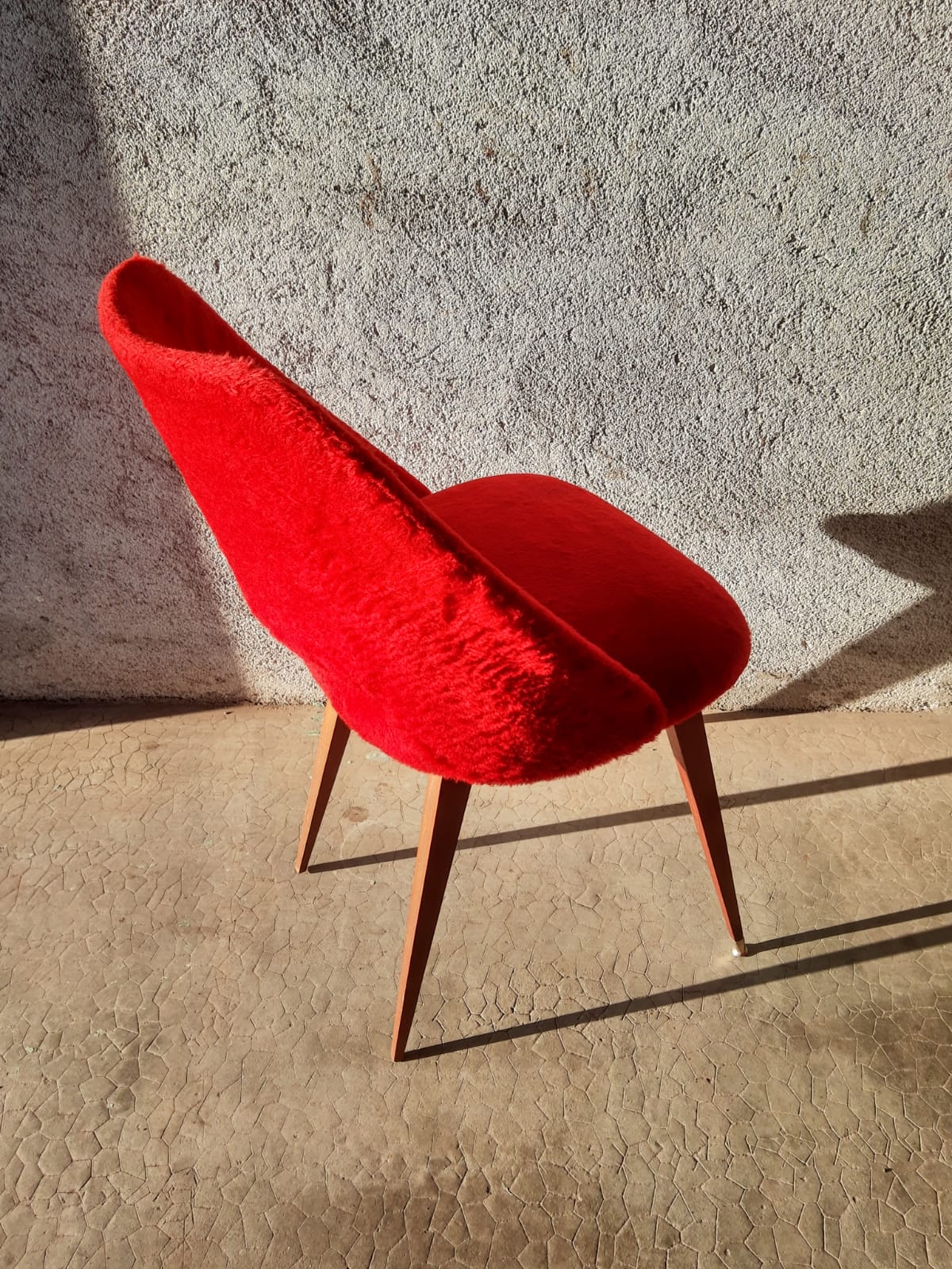 Chaise tonneau en moumoute rouge pieds compas années 60-70