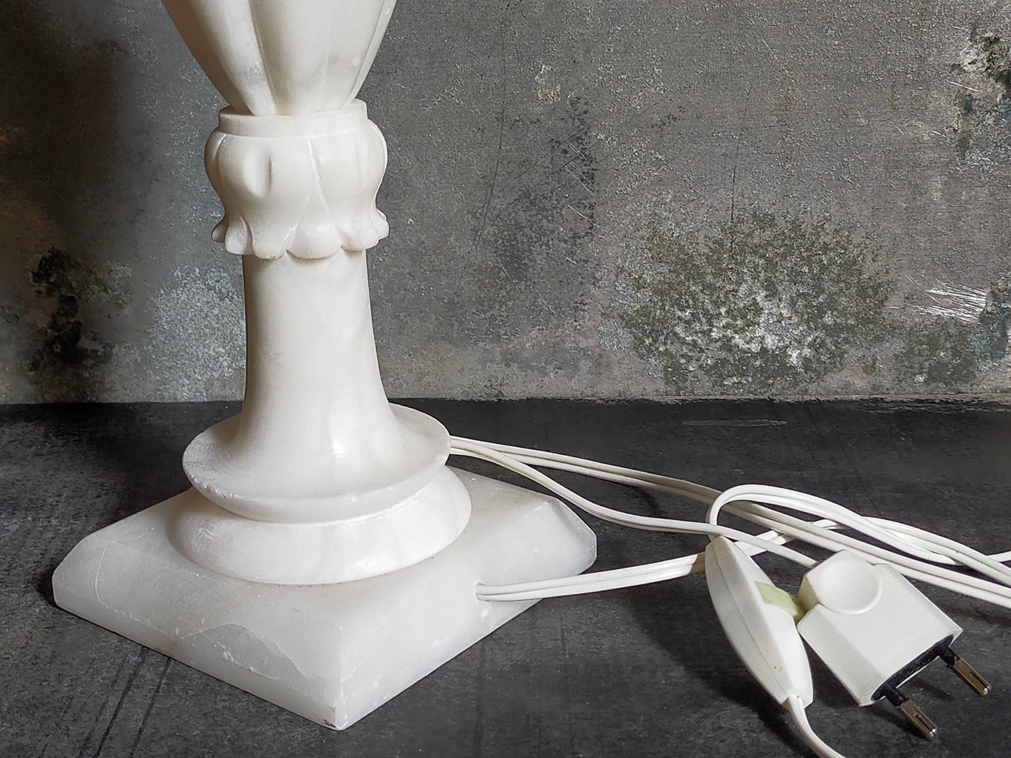 Lampe de table en albâtre, pied balustre, abat-jour en laine vierge
