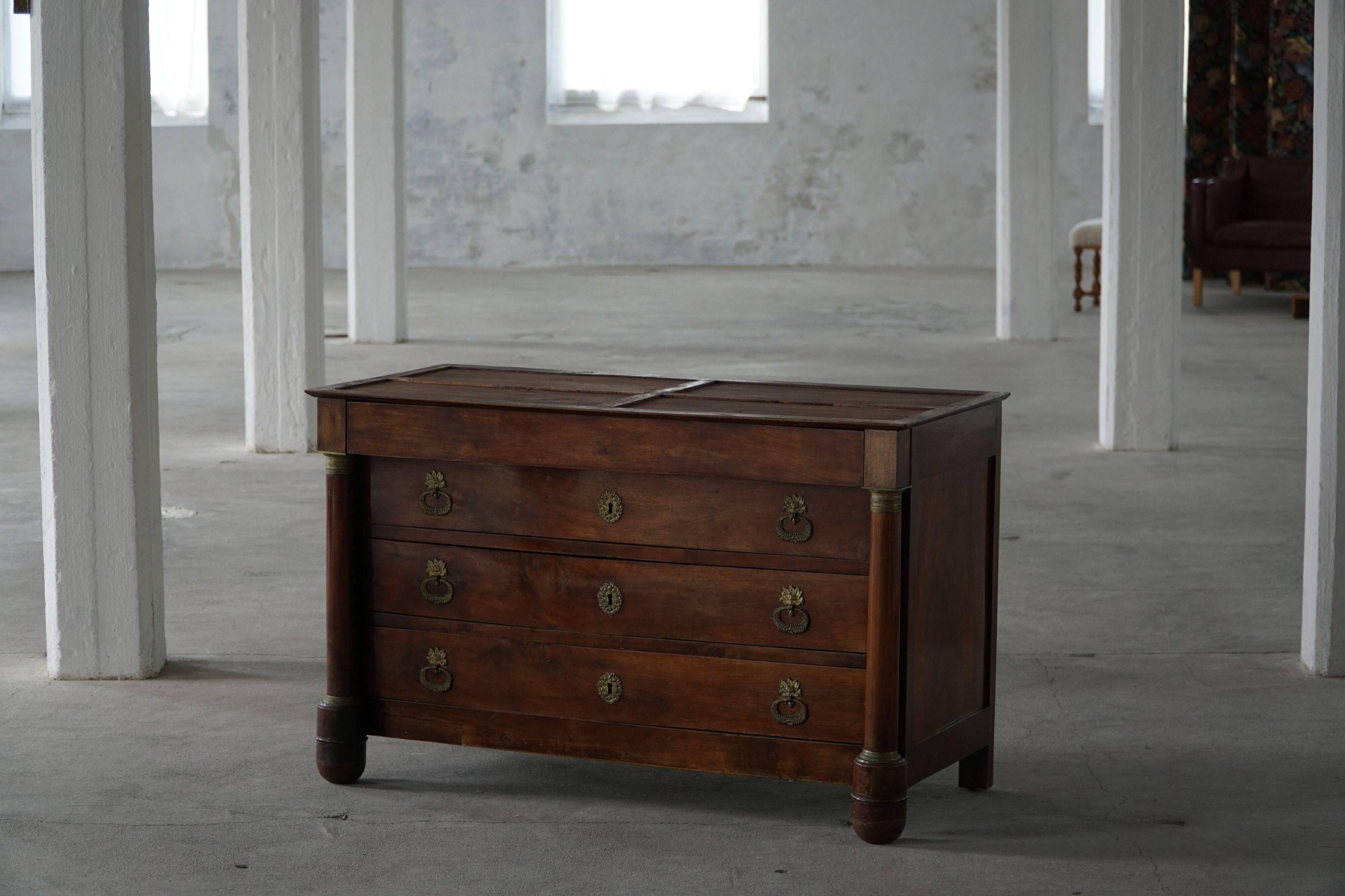 French Empire Commode / Commode, walnut and bronze mounts, 19th century