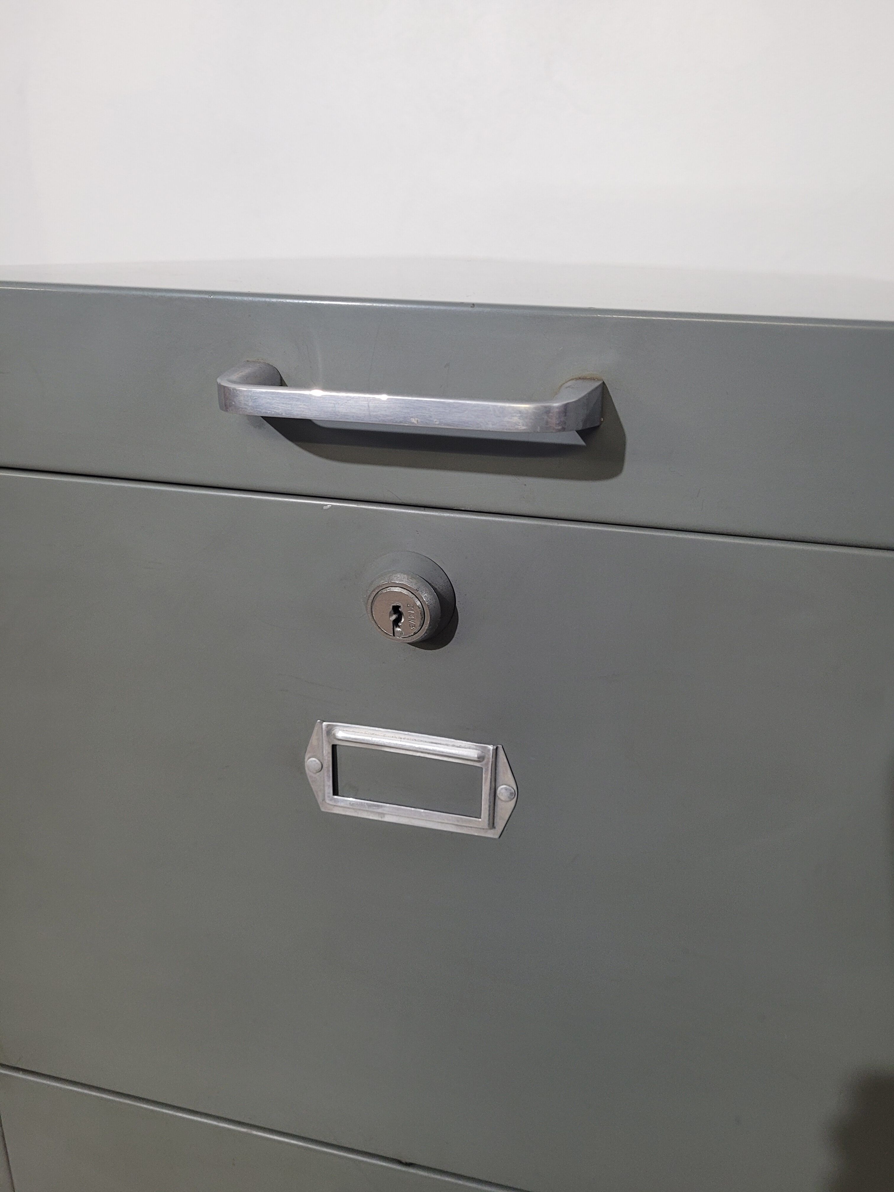Industrial locker on wheels for hanging backrests