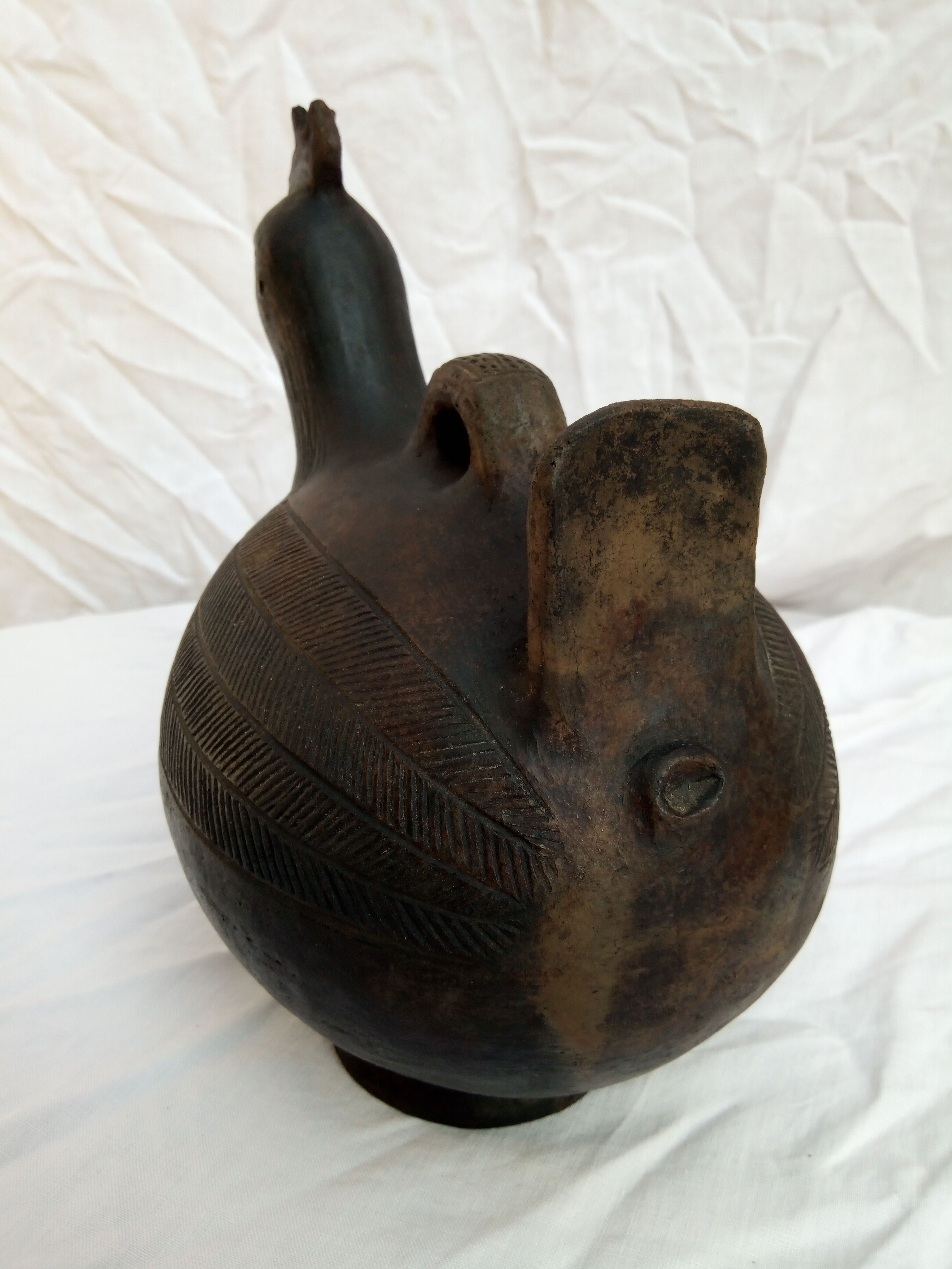 Pourer, terracotta teapot. Hen.