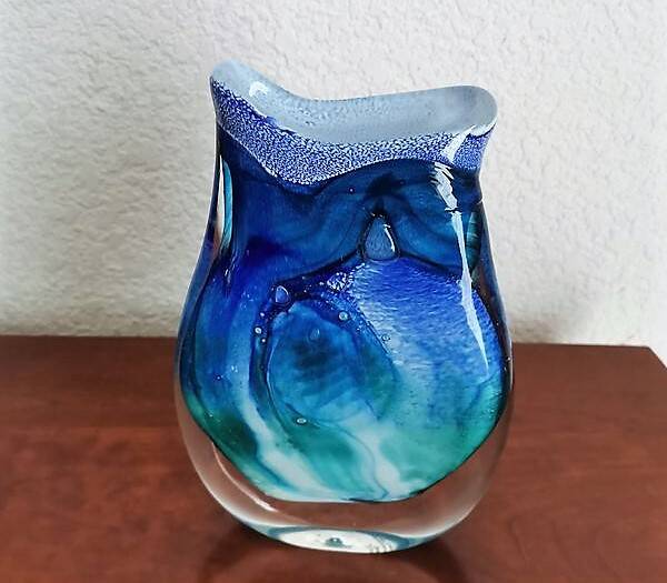 Vase en verre soufflé par JL Gambier