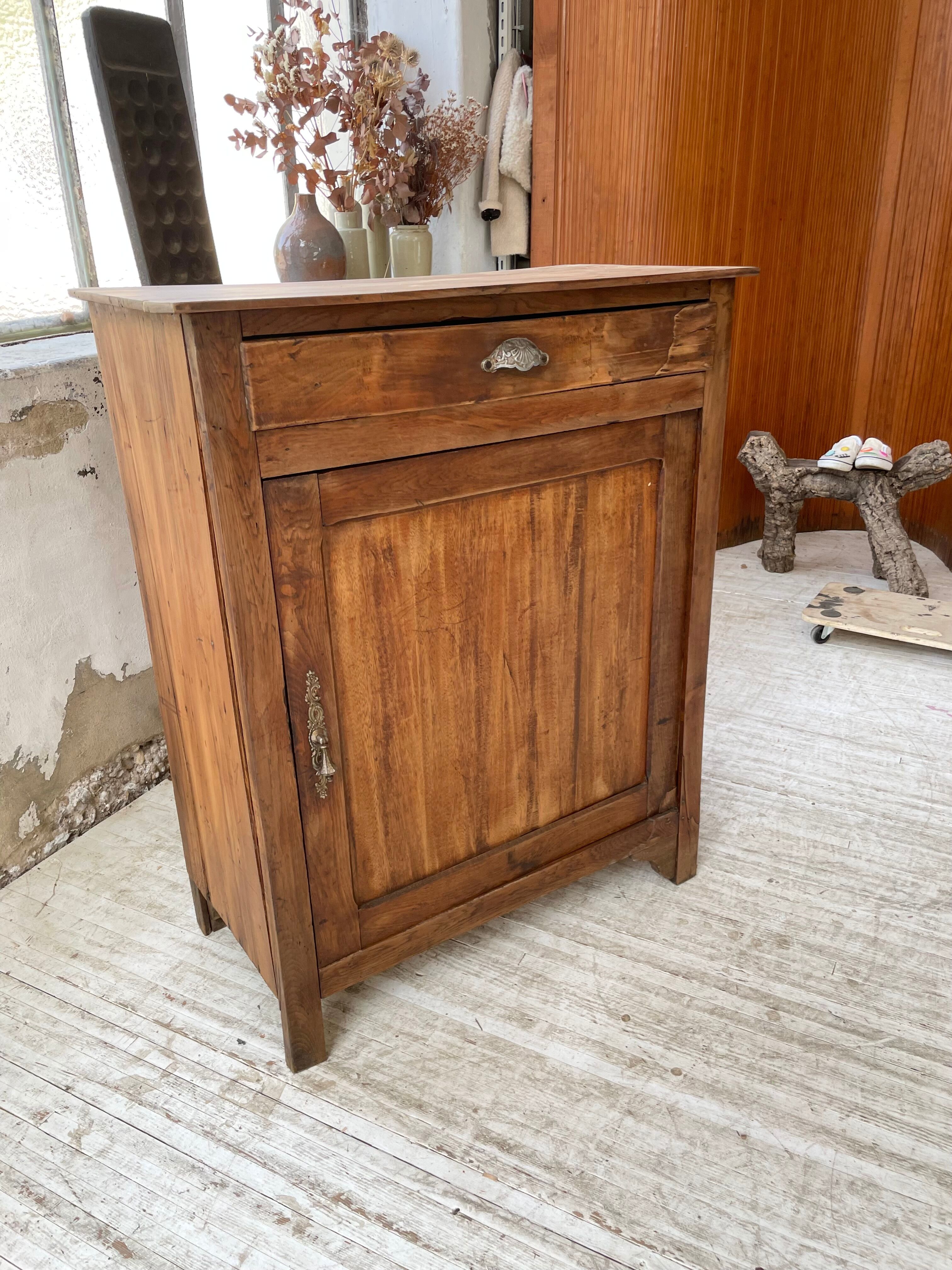 Buffet in oak and pine wood