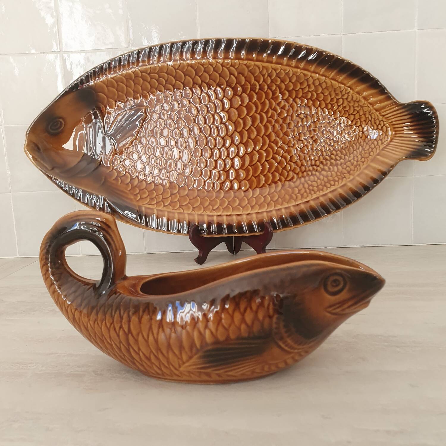 Sarreguemines / Large serving platter and matching fish-shaped sauce boat