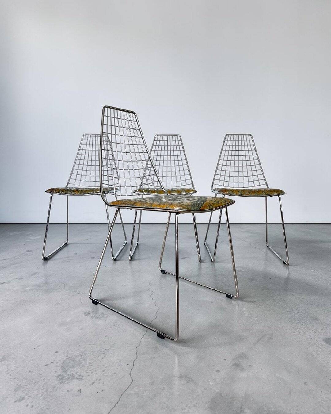 Set de 4 chaises design en cuir décoré à main et acier, années 1970