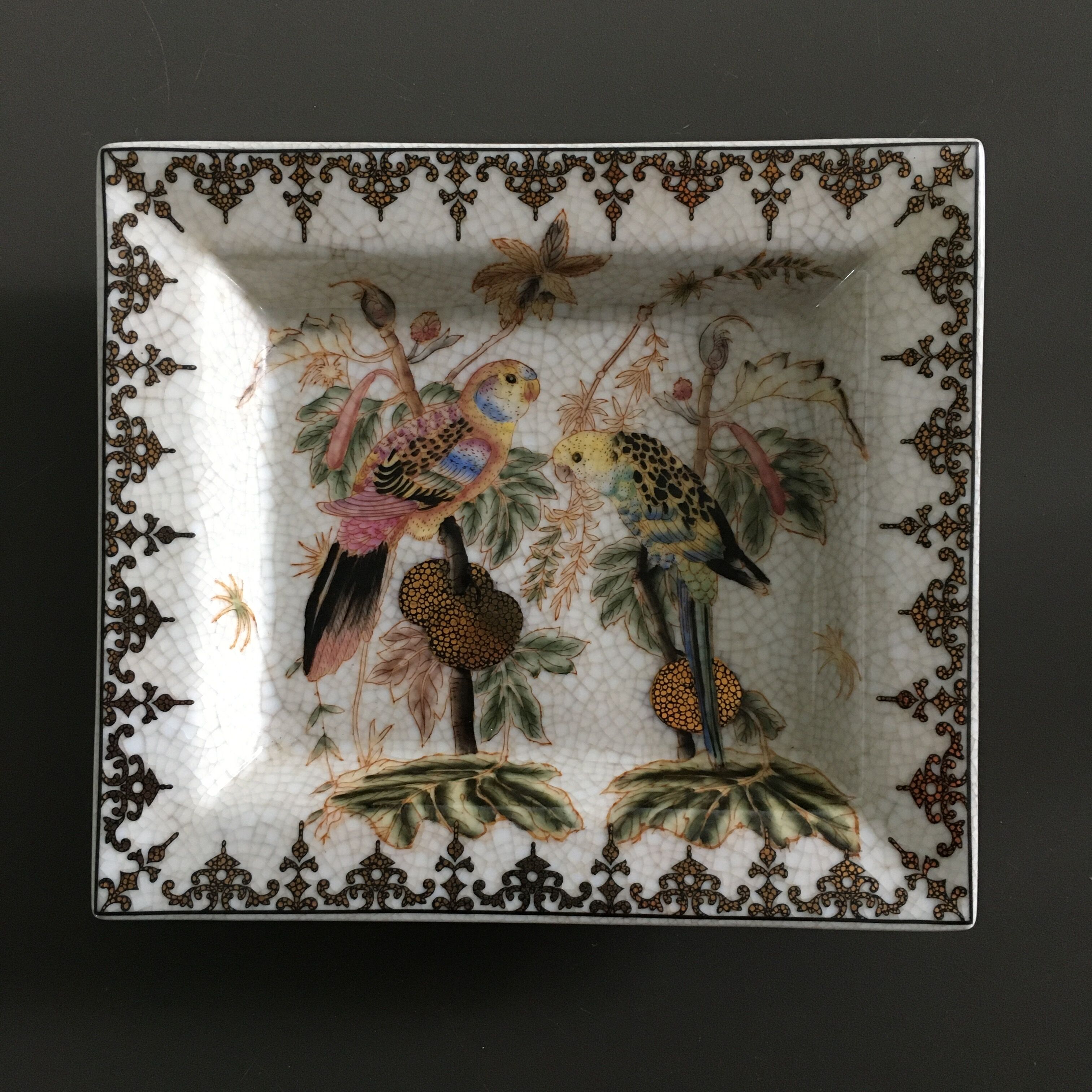 Empty pocket décor parrots