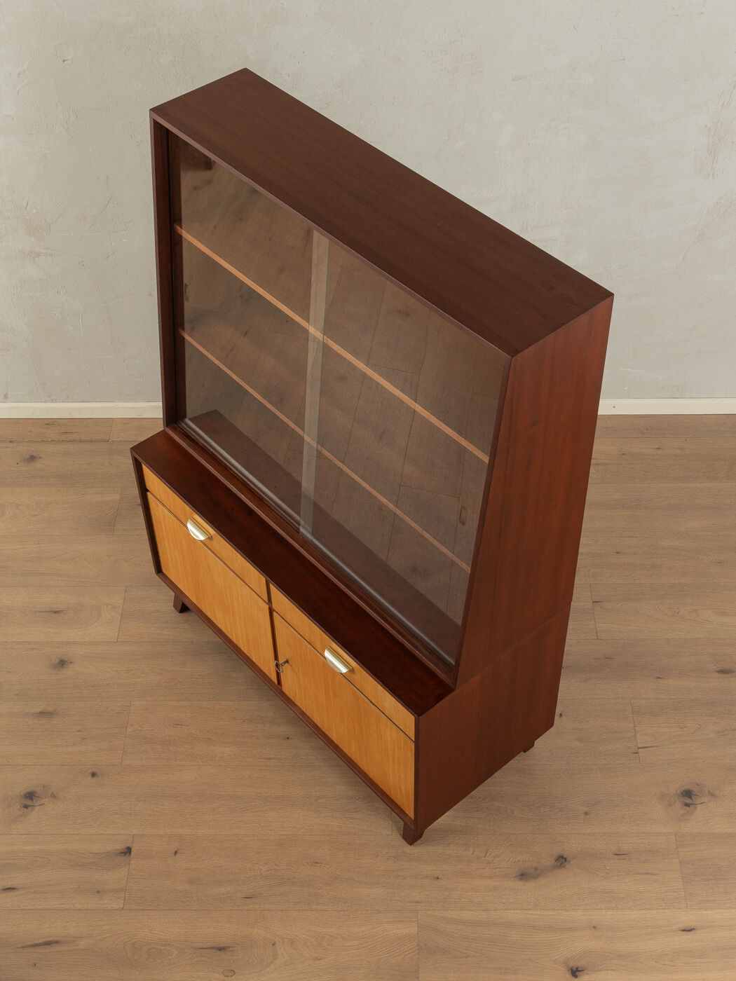 Display cabinet from the 1950s