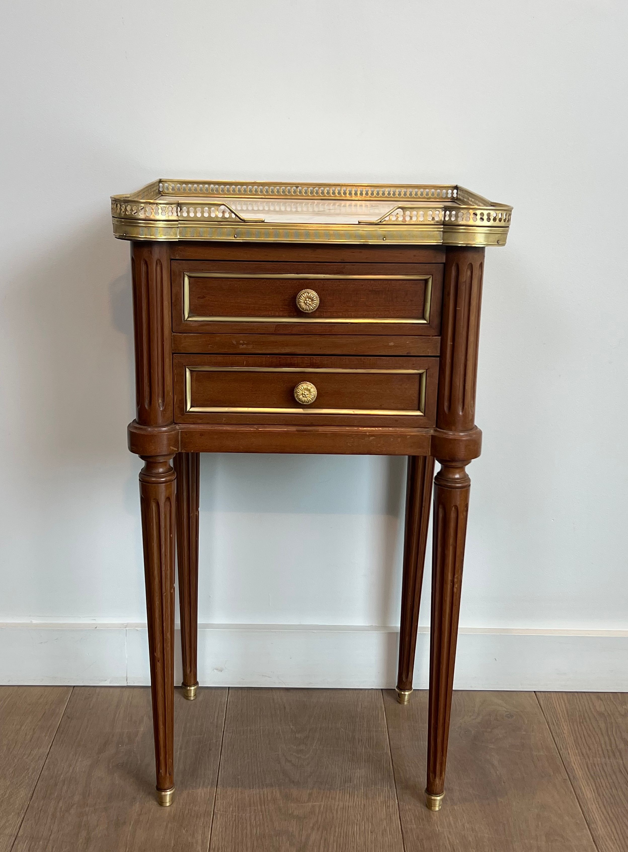Pair of mahogany and brass side tables or bedside tables with Carrara marble tops.