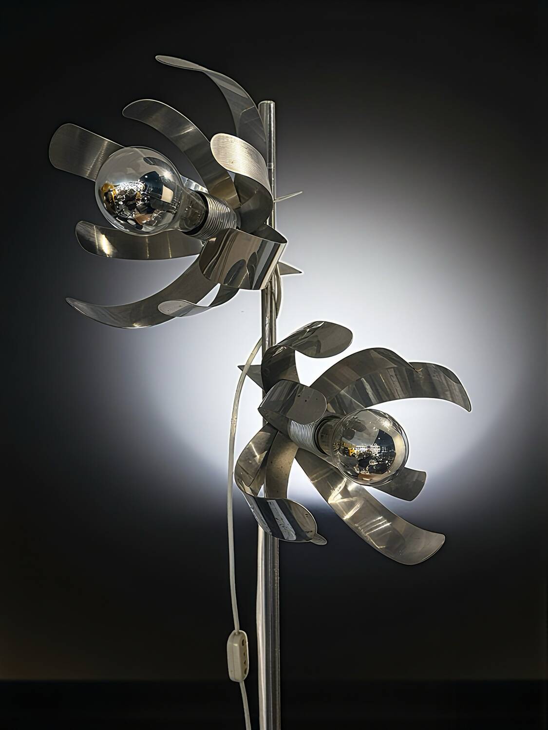 Floor lamp with metal flowers