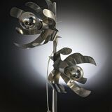 Floor lamp with metal flowers