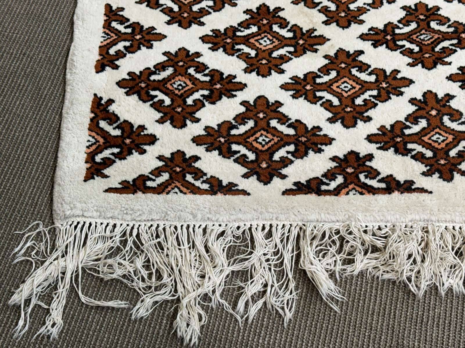 Handmade Tunisian wool rug - 1.74m x 1.11m.