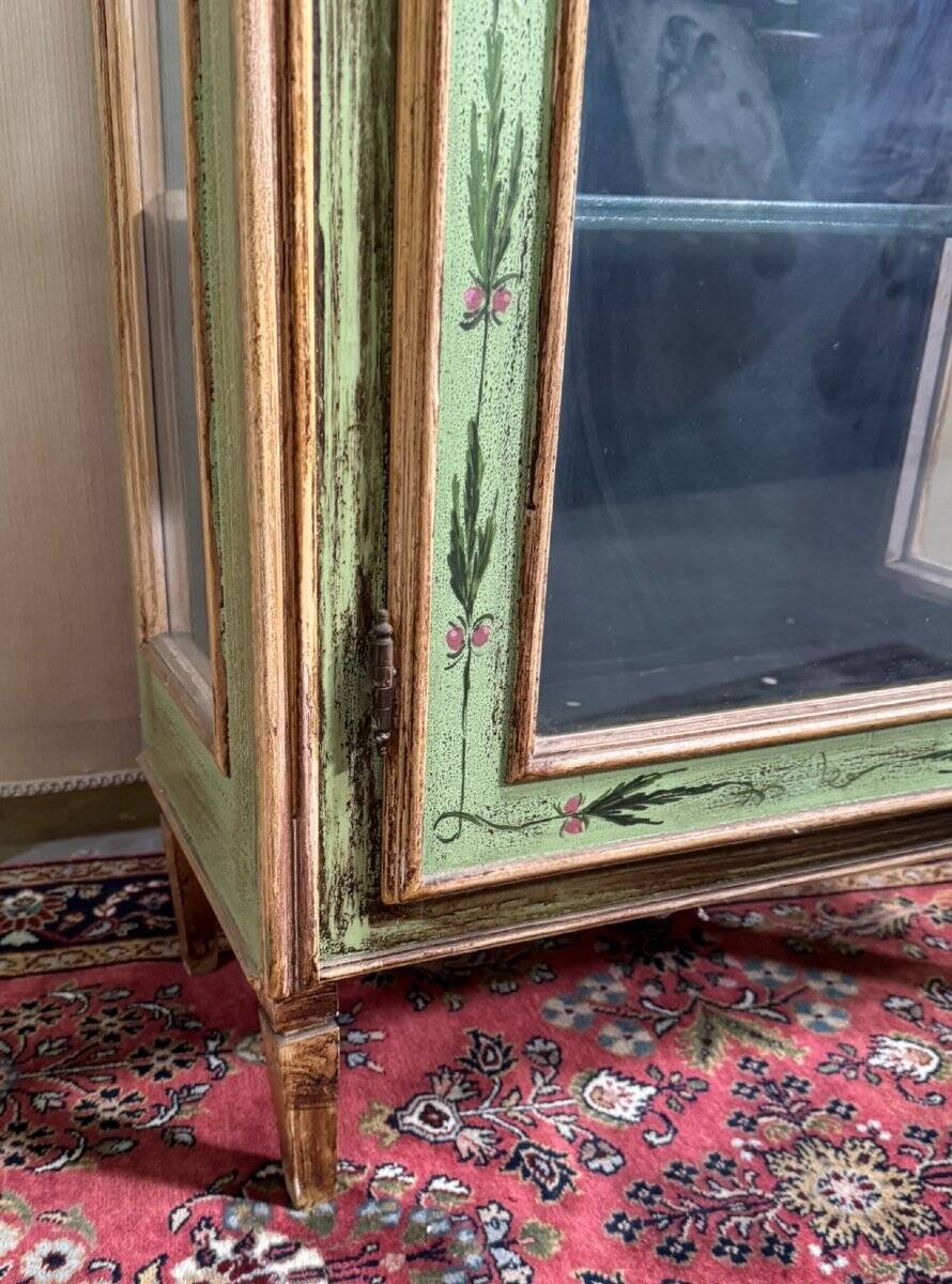 Venetian showcase in painted wood