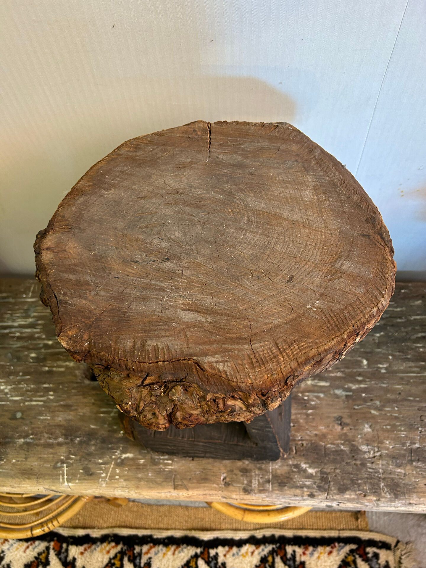 Tabouret brutaliste de chalet 