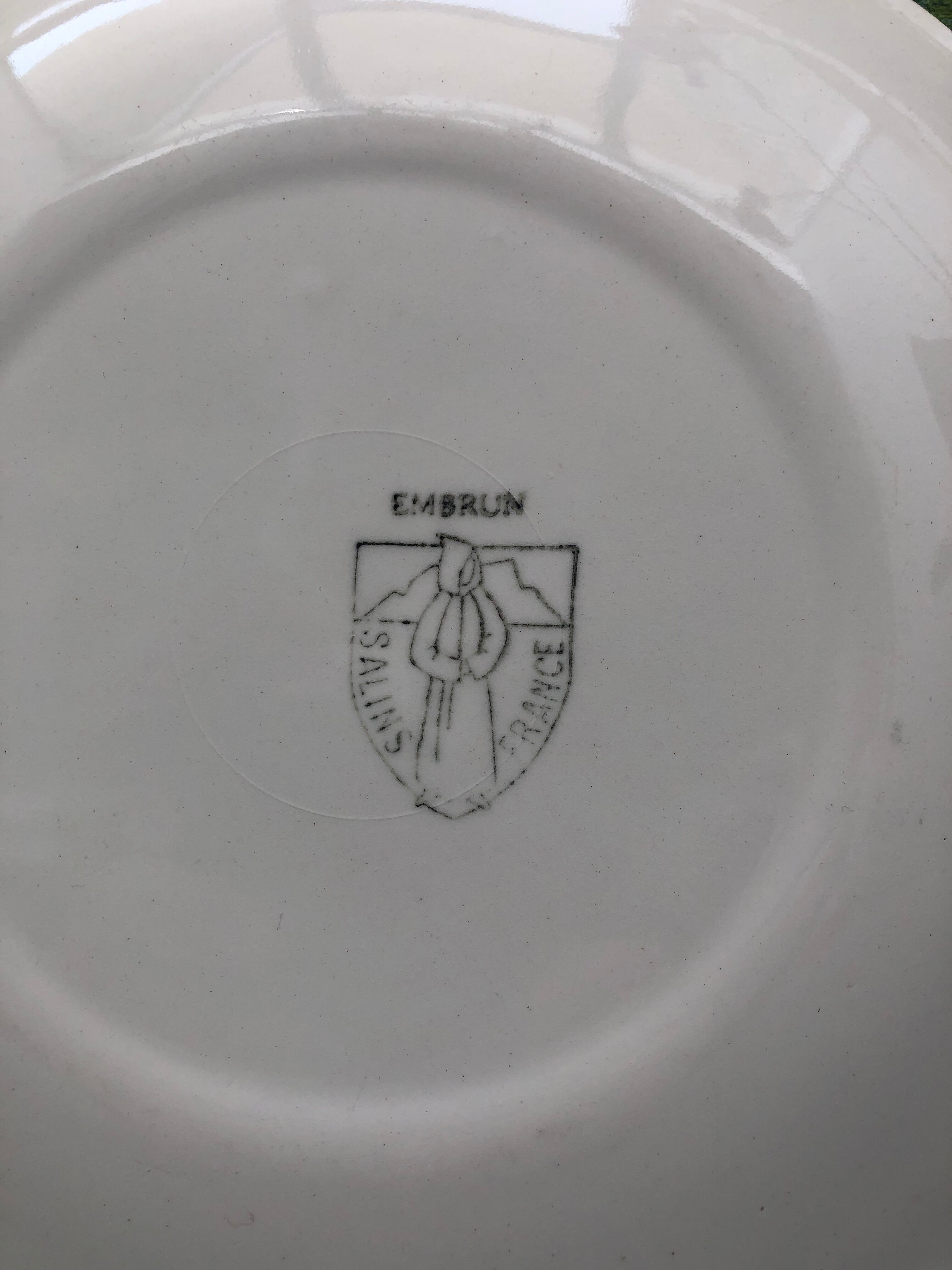 Lots of 6 flat plates model embrun, with floral motifs. Stamped Salins France