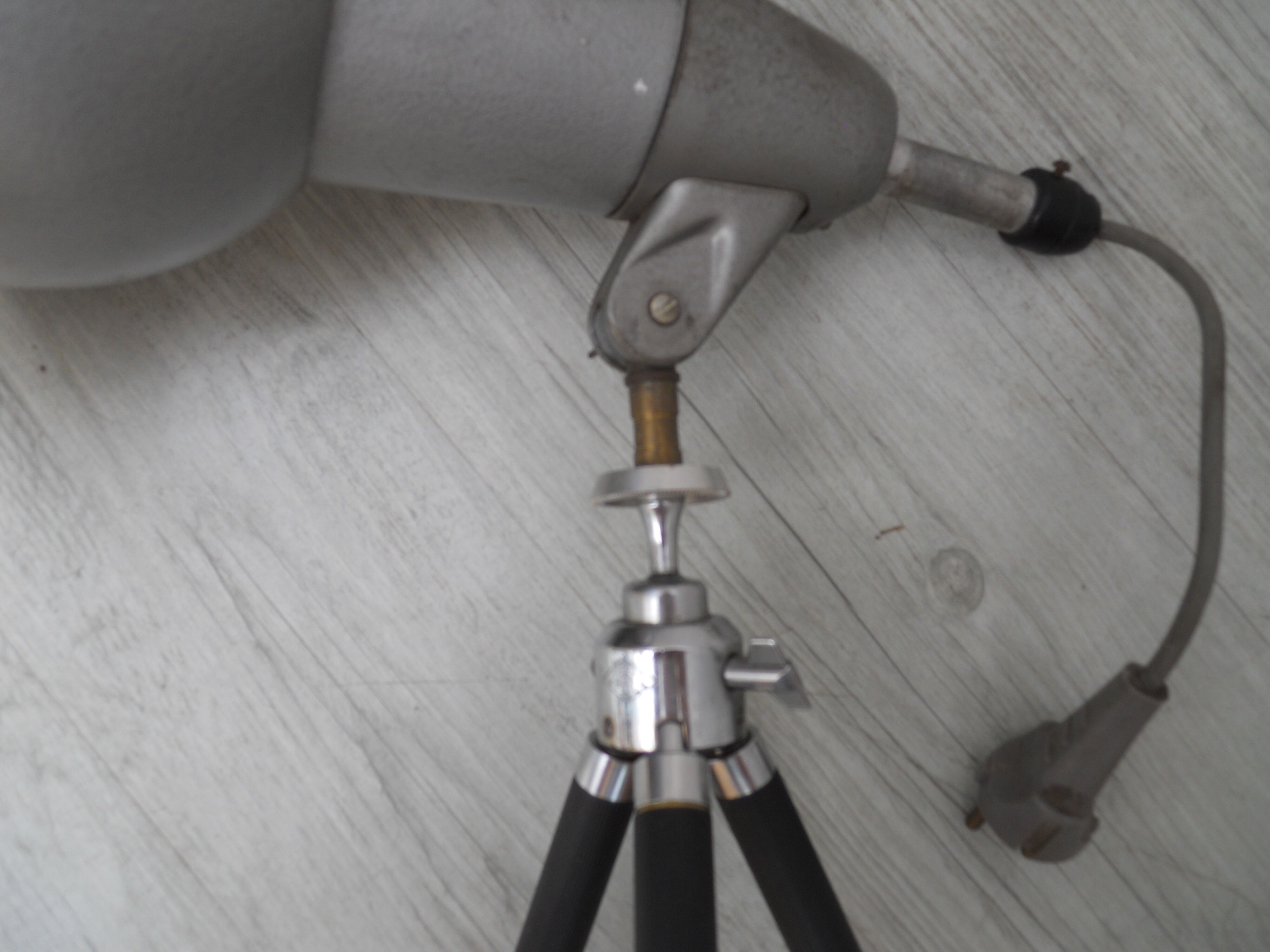 Lita standing projector