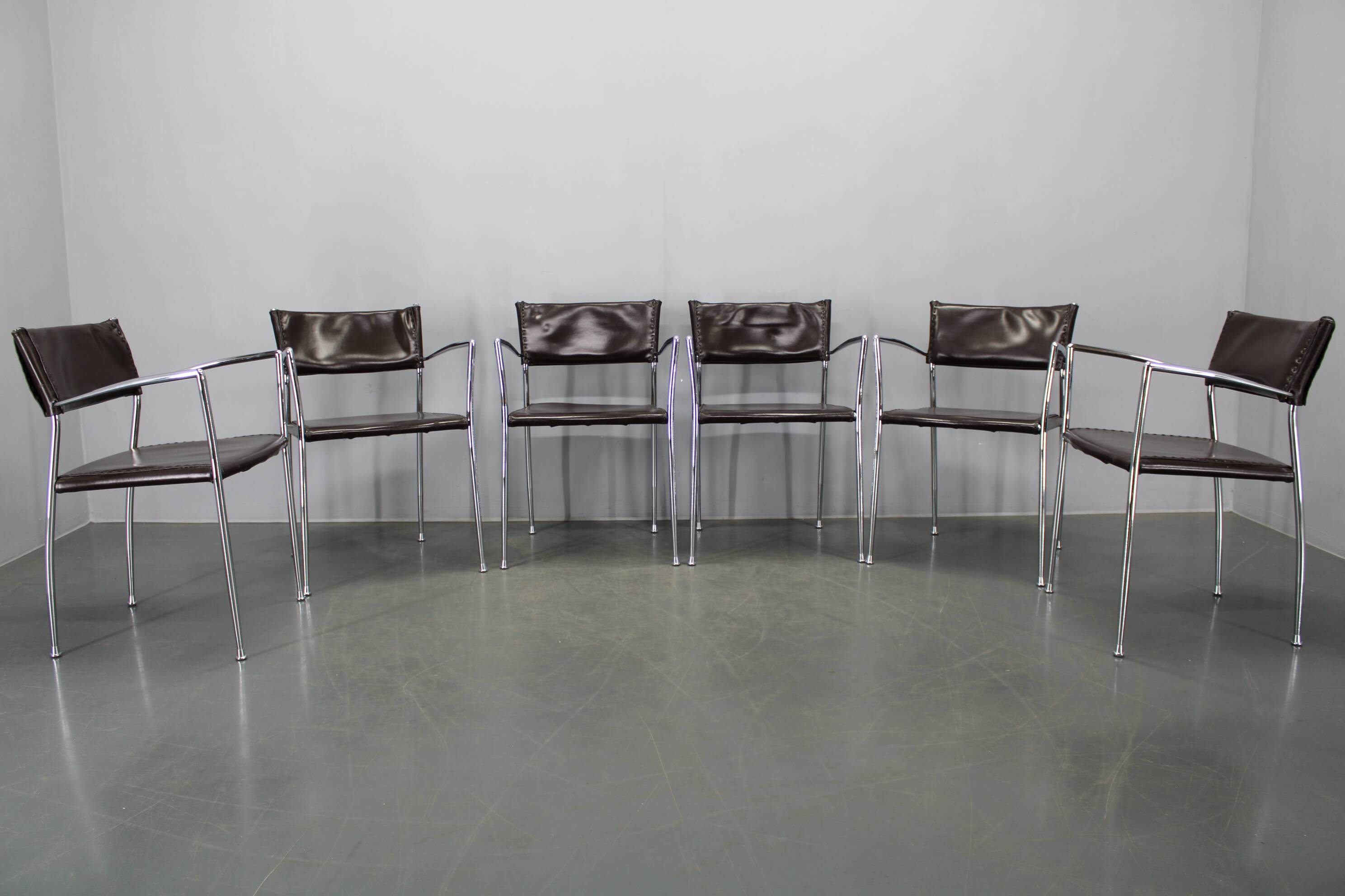 Ensemble de six fauteuils en cuir italien et chrome par Arper.