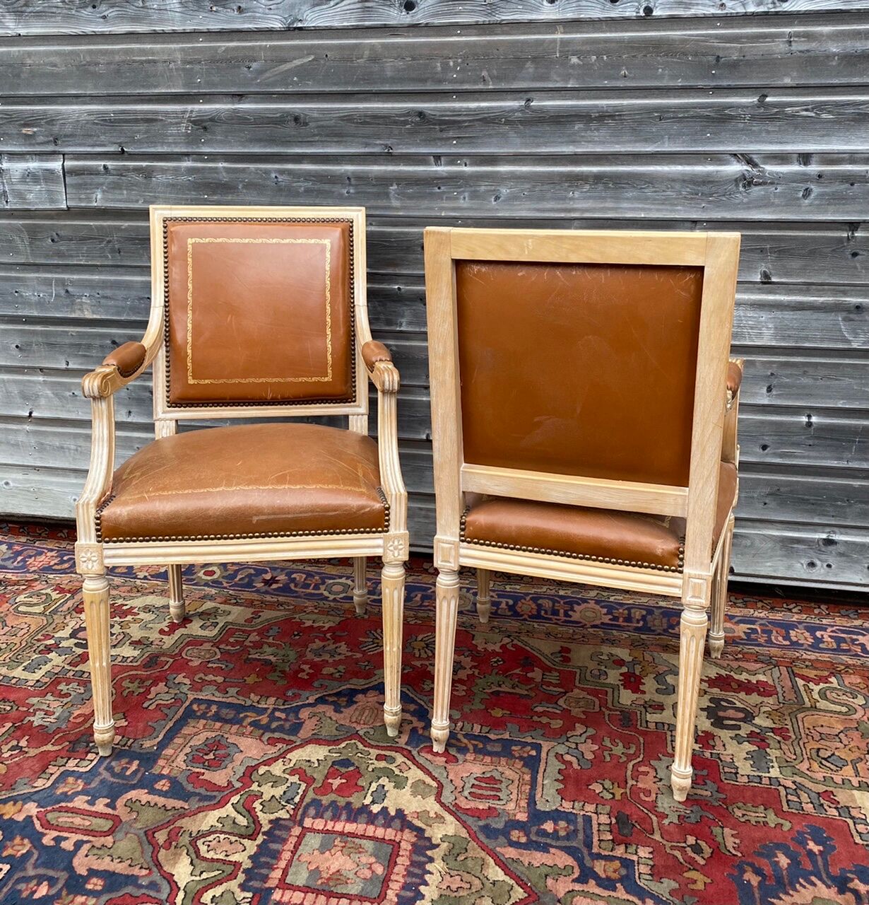 Paire De Fauteuils En Bois Laqué De Style Louis XVI