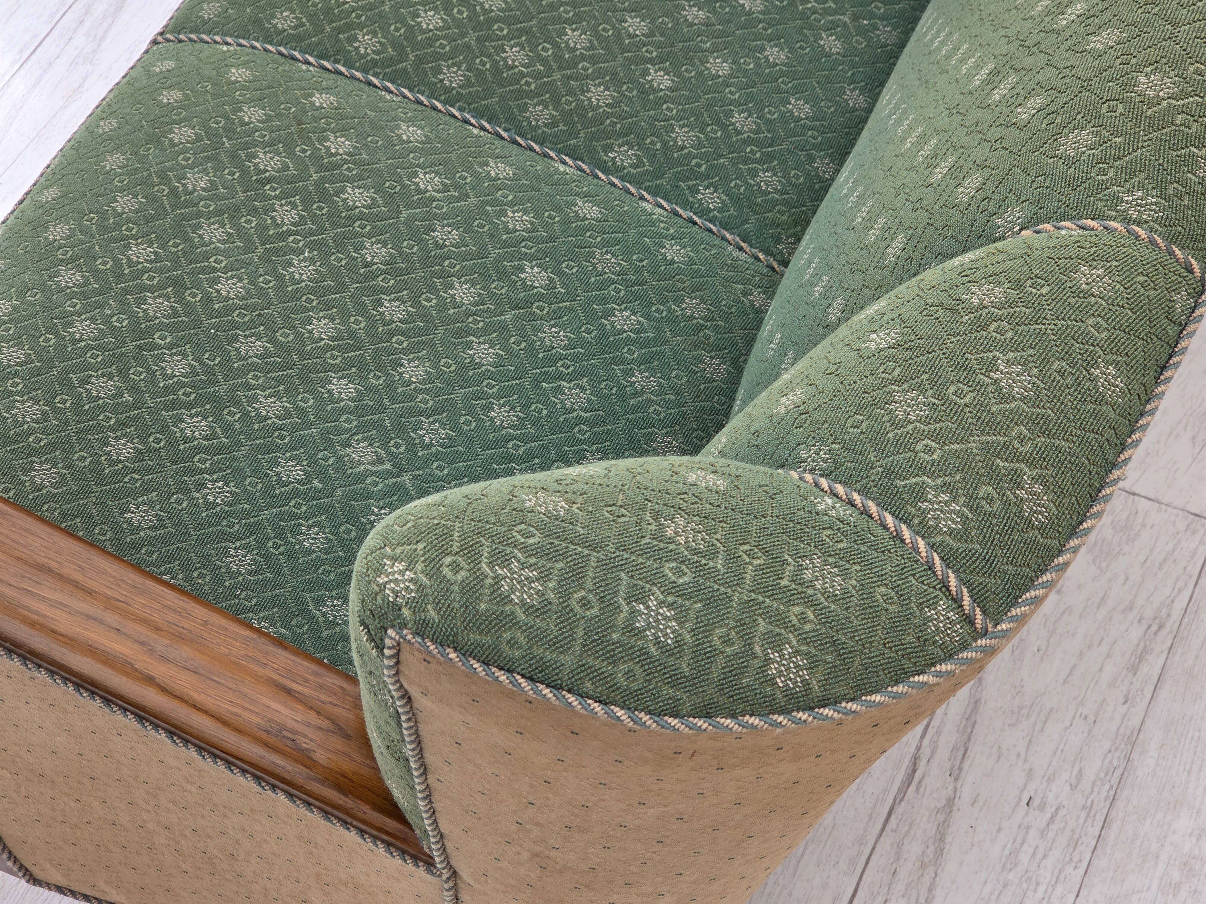 Canapé danois 3 places des années 1950, tissu en laine d'ameublement vert/beige, bois de chêne.