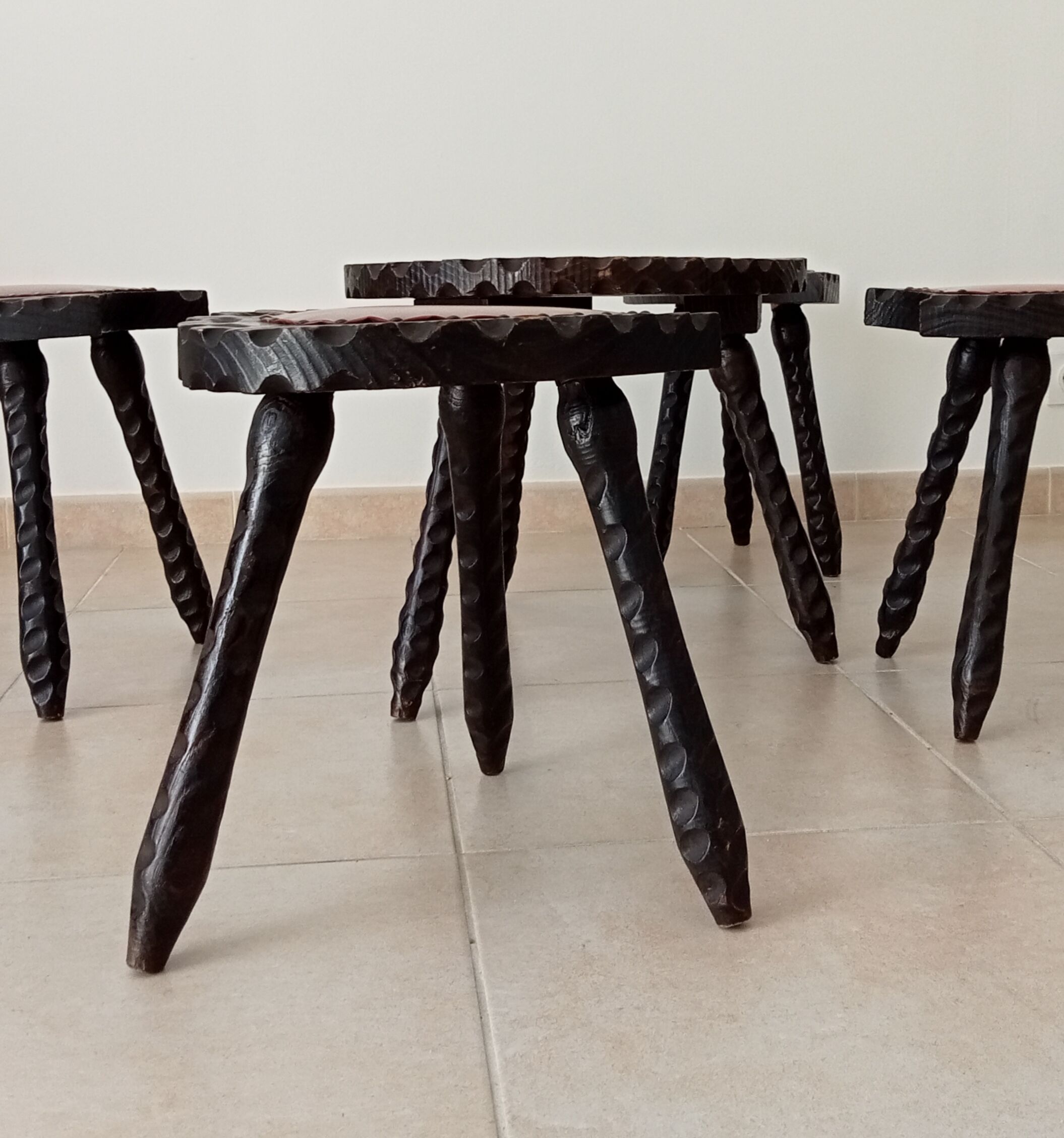 Ensemble de 5 tabourets et une table tripode brutaliste espagnol années 60