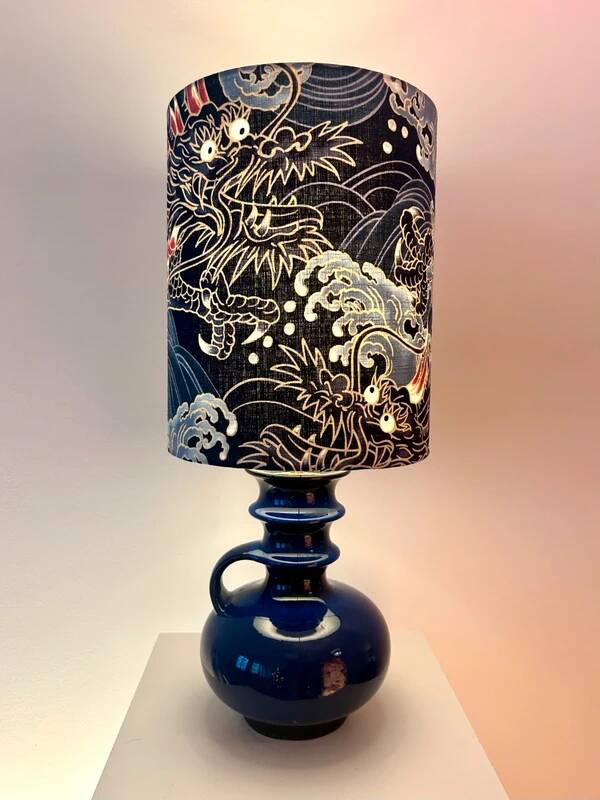 Vase en céramique ouest-allemande recyclé en lampe de table avec abat-jour japonais.