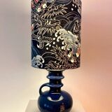 Vase en céramique ouest-allemande recyclé en lampe de table avec abat-jour japonais.