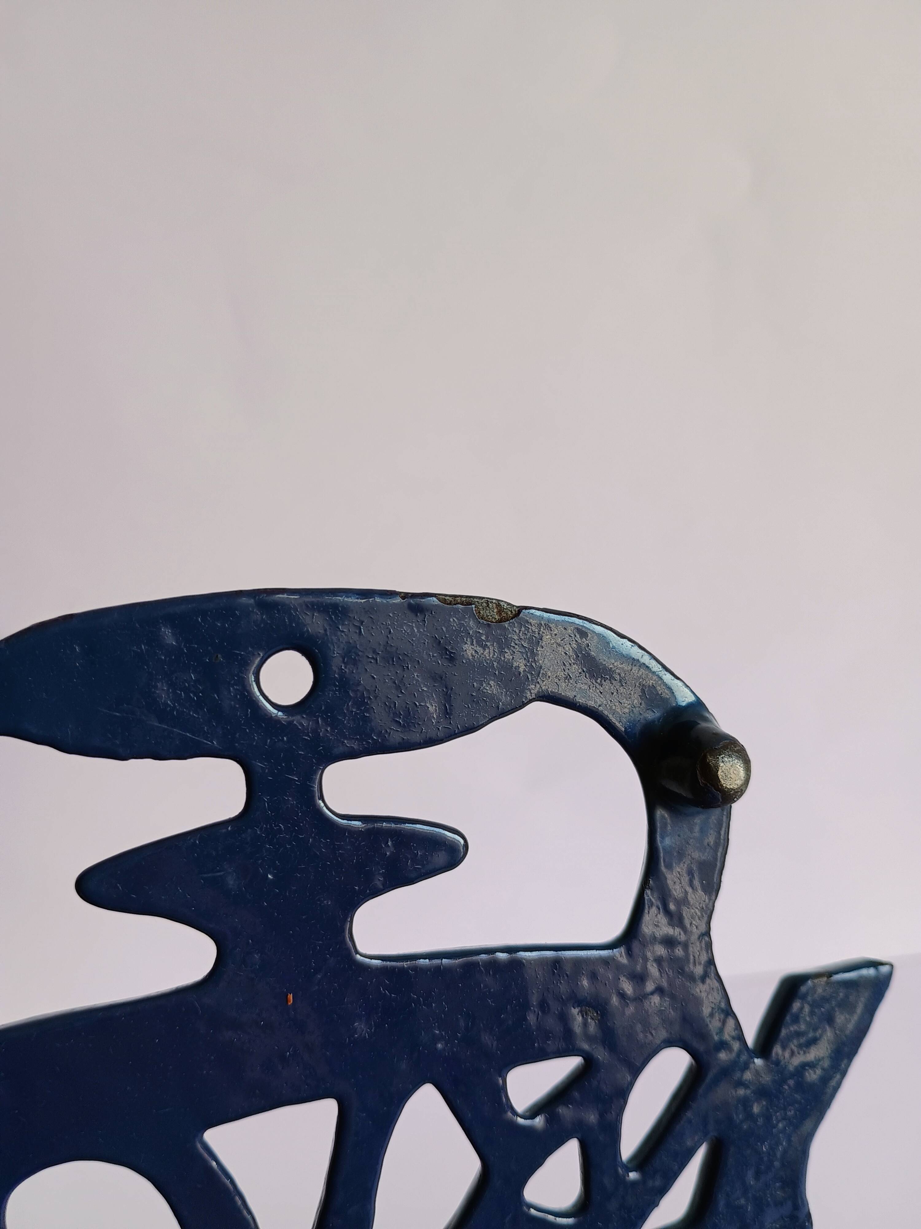 Kettle-shaped cast iron trivet