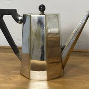 Cafetière en argent massif de style Art Déco français, octogonale, avec poignée en bois ébène, vers 1925-1935.