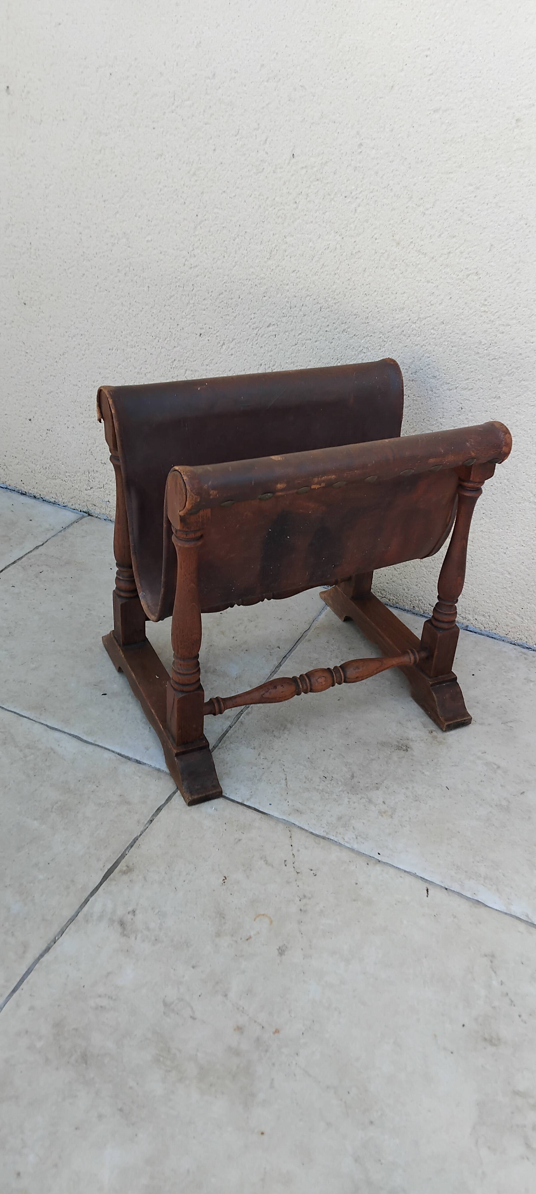 Vintage magazine rack in oak and antique leather