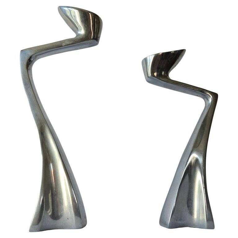 Paire de bougeoirs "Swan" par Matthew Hilton, Angleterre, années 1980