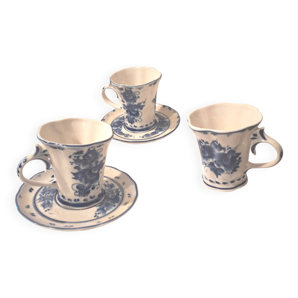 Trois tasses et deux soucoupes en porcelaine de Gzhel.