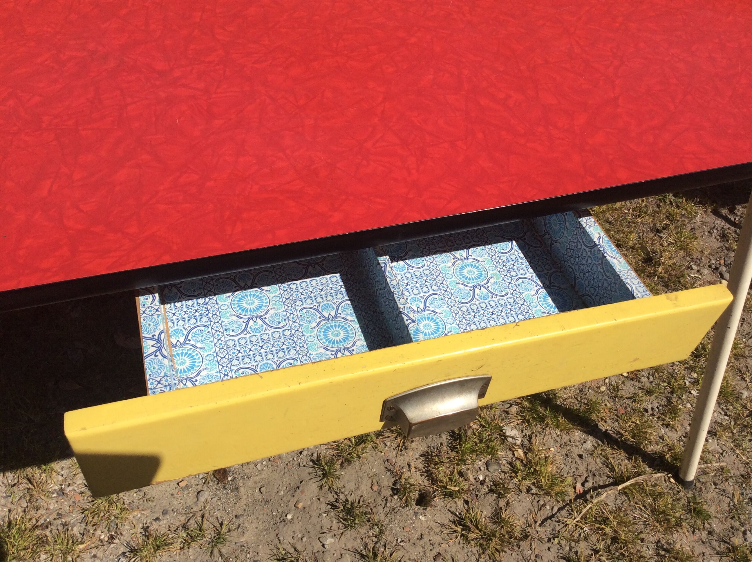 Formica table with 4 chairs and 2 stools from the 60s